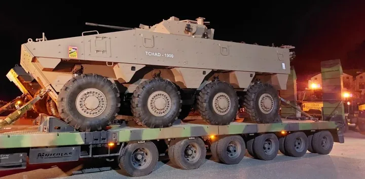 Vehicul militar pe platformă, pregătit pentru exercițiu.