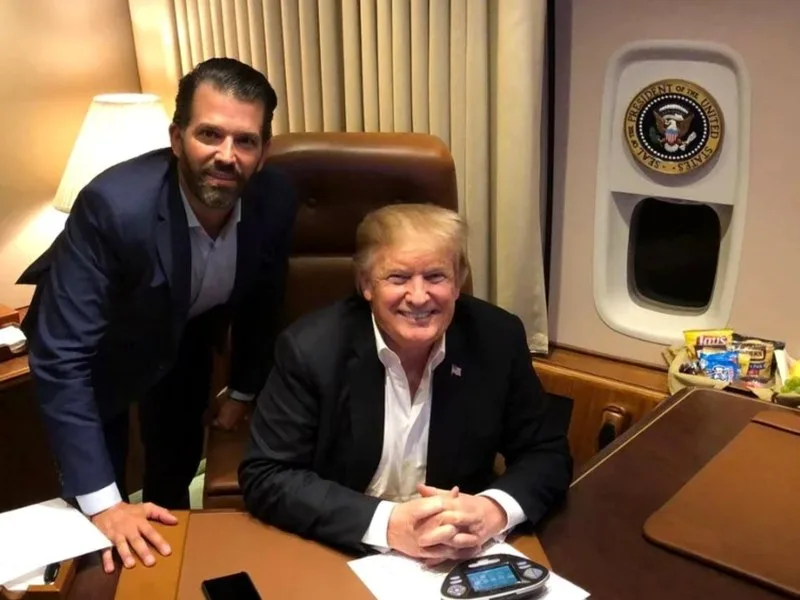 Donald Trump și fiul său, Donald Trump Jr., într-un cadru informal.