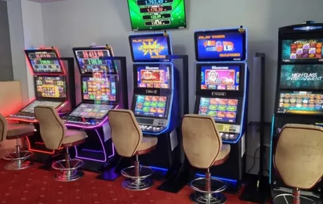 Aparate de jocuri de noroc într-o sală din Moreni, interzise de primărie.