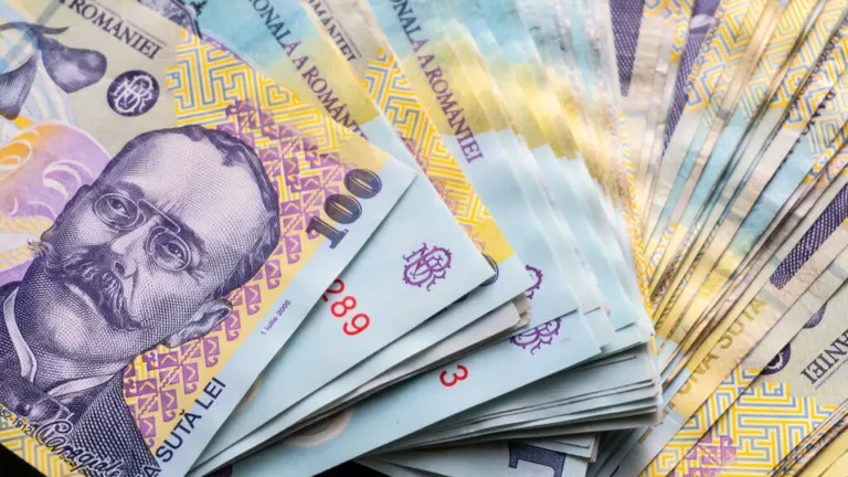 Bancnote românești arătând valoarea împrumutului de stat.