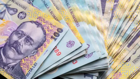 Bancnote românești arătând valoarea împrumutului de stat.