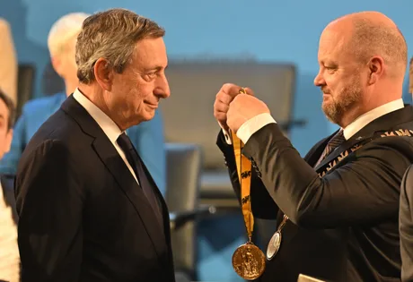 Mario Draghi primește un premiu important la Aachen, subliniind provocările Europei.