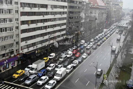Bulevardul Magheru aglomerat, cu trafic intens și clădiri înalte.