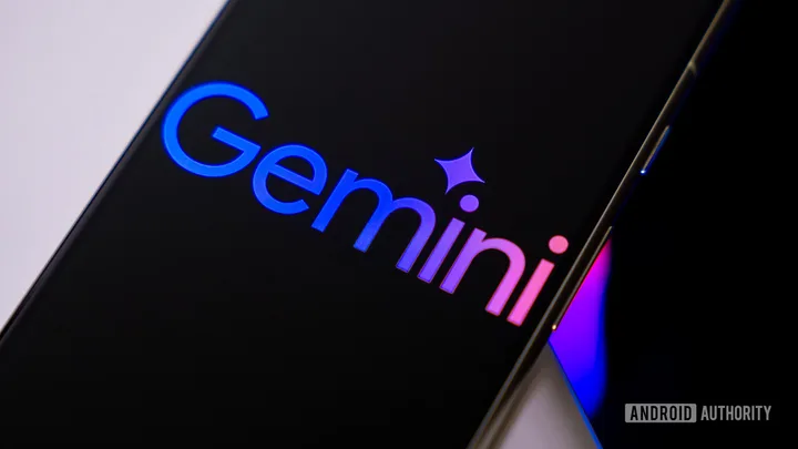 Logo-ul Gemini pe un ecran de telefon, evidențiind inovațiile Google.