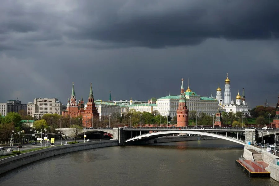 Vedere panoramică asupra Kremlinului și a cerului întunecat deasupra Moscovei.