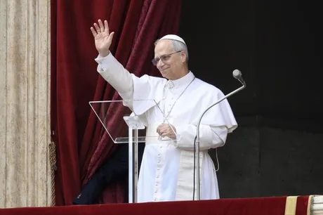 Papa salută mulțimea de pe balconul Vaticanului.