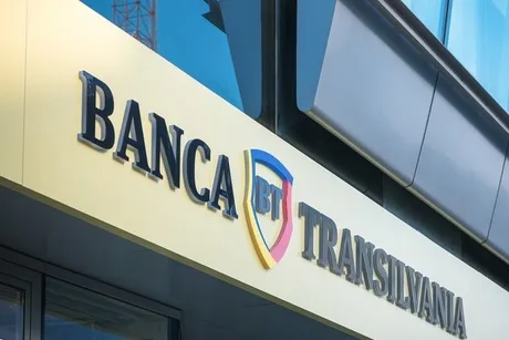 Logo-ul Băncii Transilvania pe fațada clădirii, evidențiind identitatea băncii.