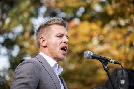 Péter Magyar vorbește la o conferință, exprimând acuzații grave.