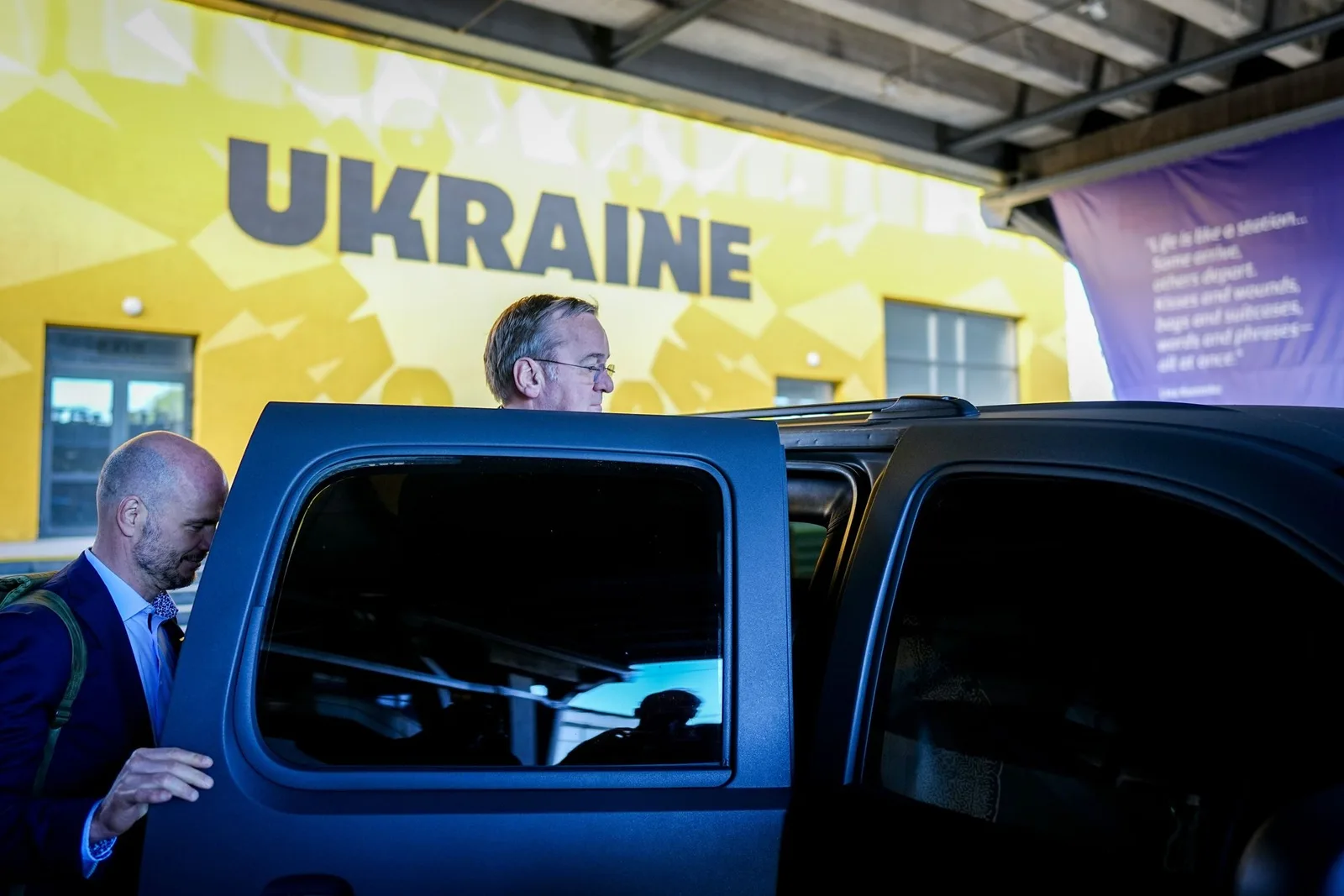 Ministrul german al Apărării sosind la o întâlnire în Ucraina pentru discuții strategice.