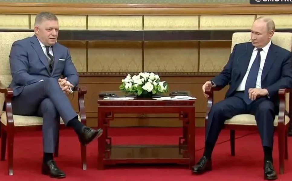 Robert Fico și Vladimir Putin discutând în cadrul întâlnirii de la Moscova.