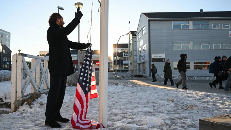 Comediantul încearcă să ridice un drapel în Nuuk, provocând controverse locale.