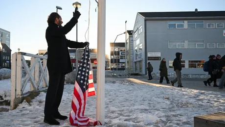Comediantul încearcă să ridice un drapel în Nuuk, provocând controverse locale.