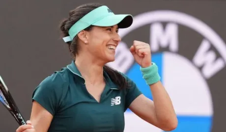 Sorana Cîrstea sărbătorește victoria în sferturile WTA 1000 de la Roma.