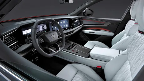 Interiorul modern al SUV-ului Audi Q9, cu ecrane digitale și scaune confortabile.