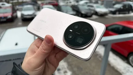 Smartphone premium HONOR Magic8 Pro cu design elegant și cameră avansată.