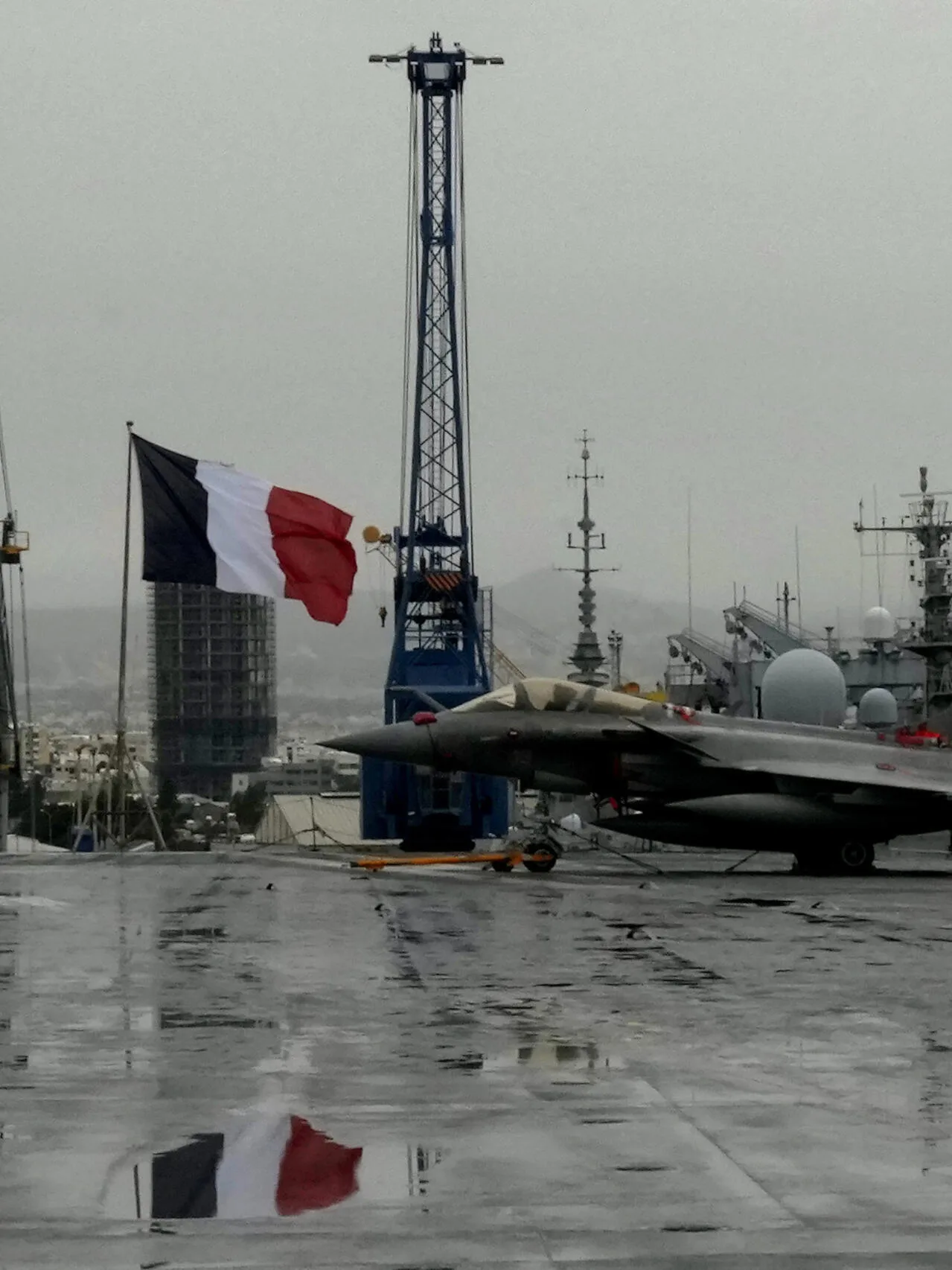 Vedere de pe portavionul Charles de Gaulle cu steagul Franței fluturând.