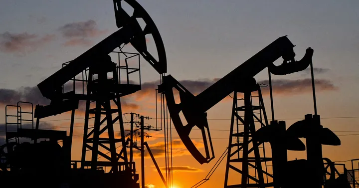 Pompe de extracție a petrolului la apus, simbolizând dependența Siriei de resurse externe.